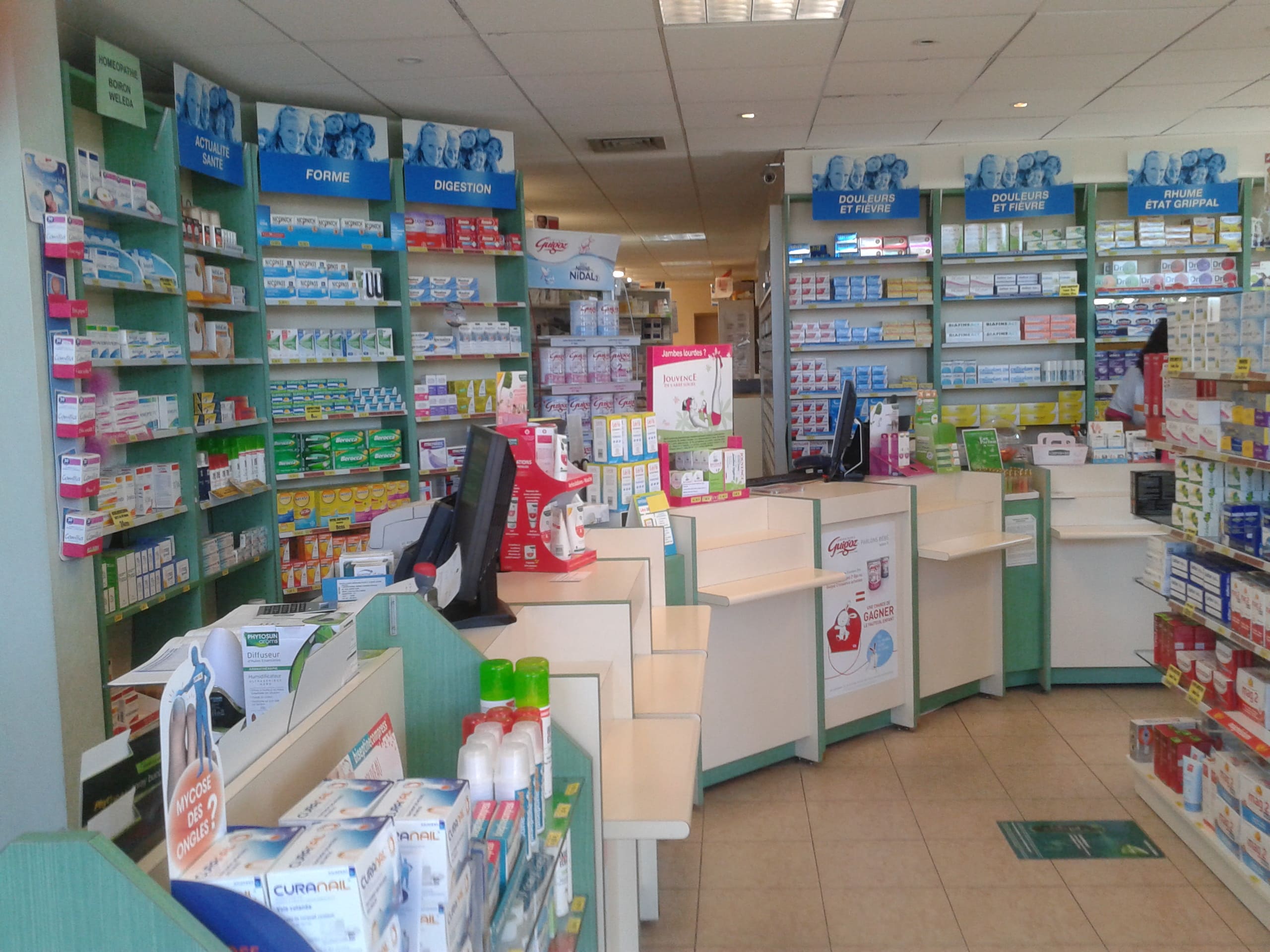 Espace caisse de la Pharmacie de la Renaudié à Albi avant le début des travaux de rénovation