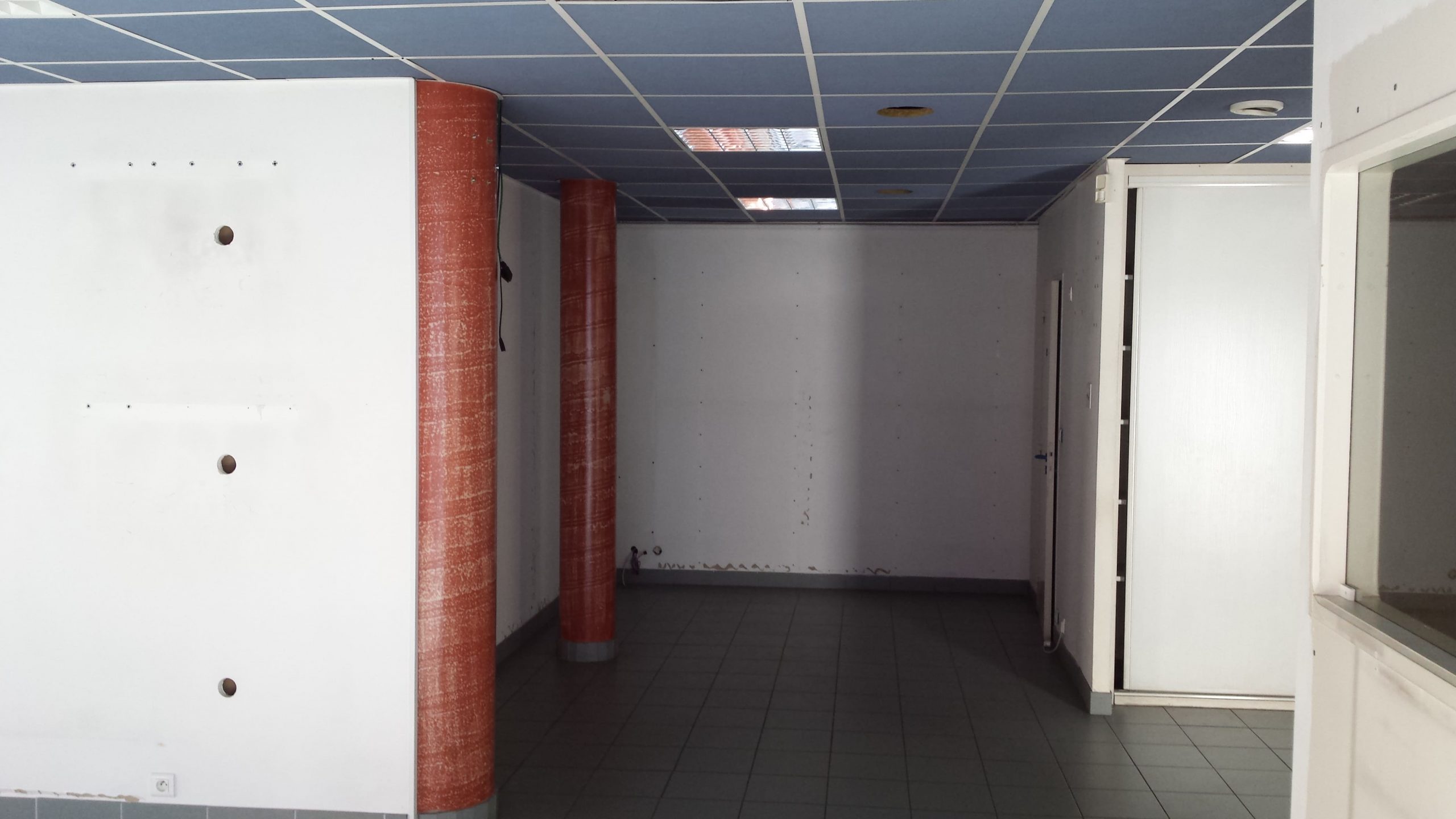 Bureaux dans les locaux d'AXA à Albi avant le début des travaux de rénovation