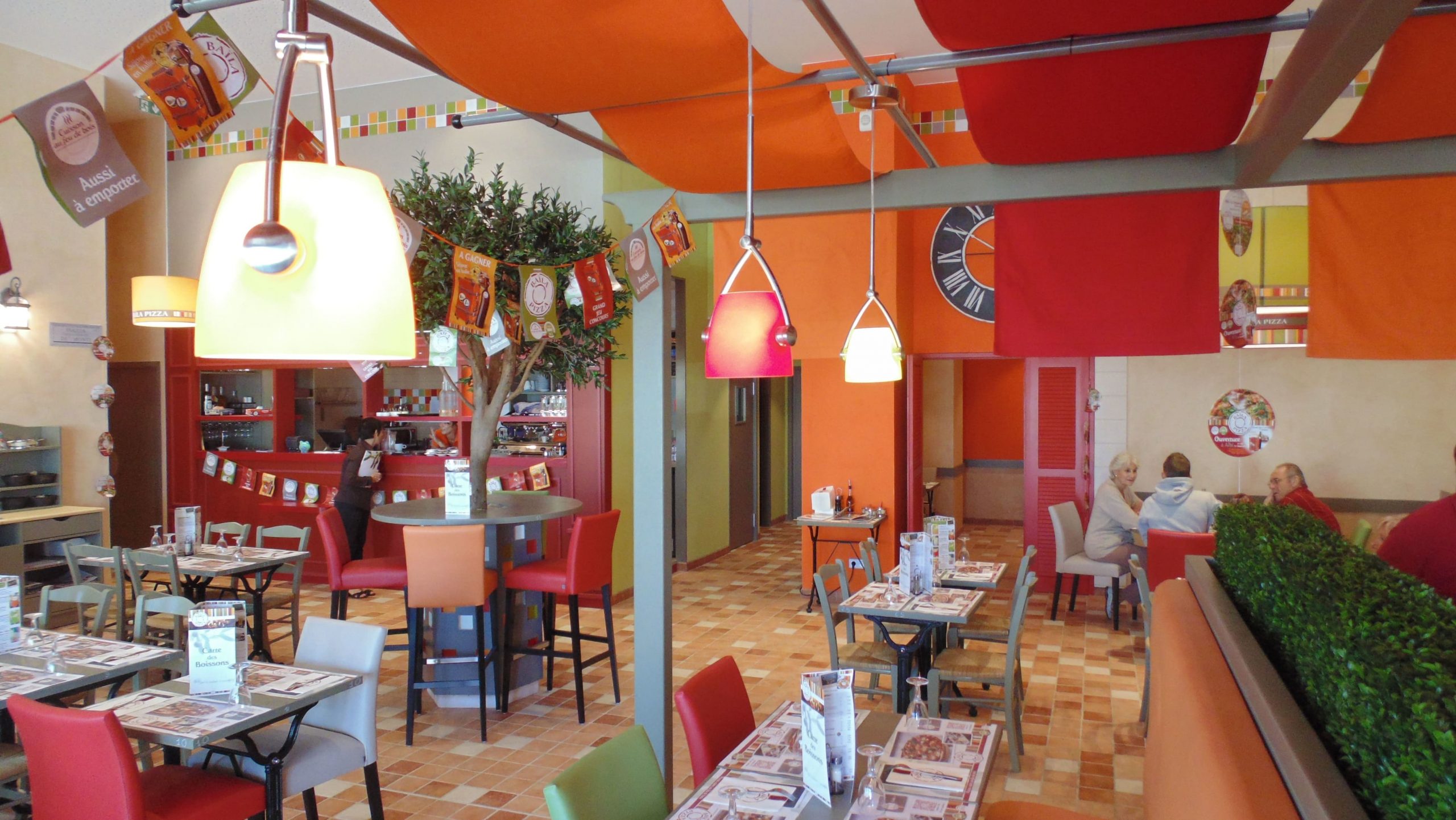 Salle de restauration du Baïla Pizza à Albi agencé par SAFRA Agencement