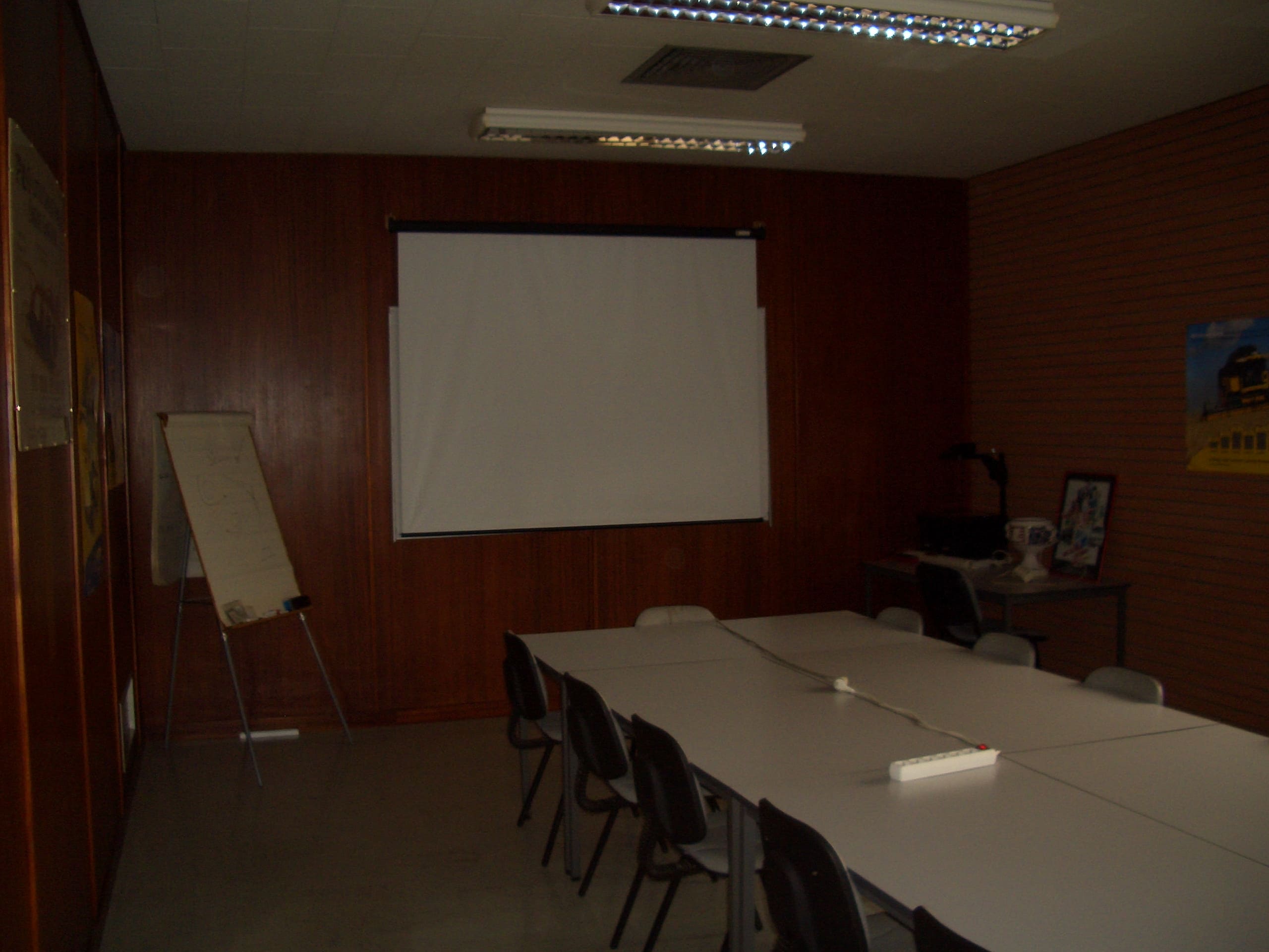 Salle de réunion dans les locaux du Groupe Lavail à Revel avant le début des travaux de rénovation