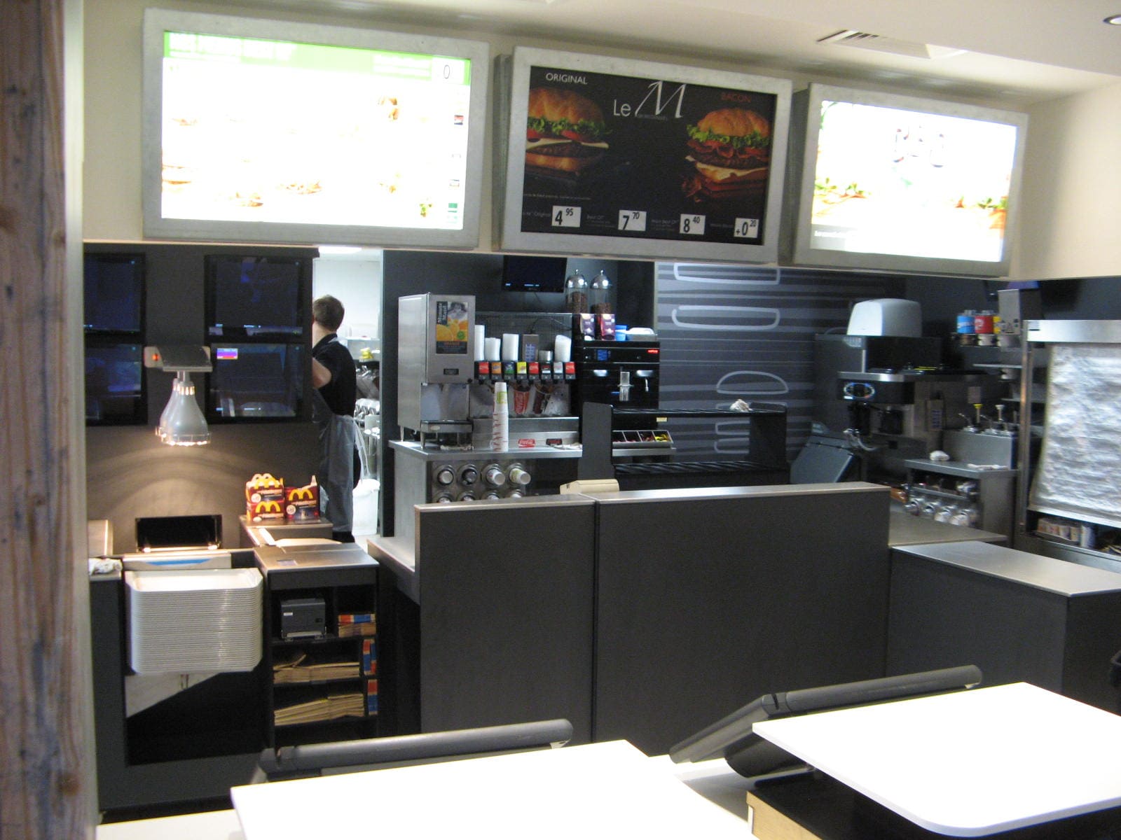 Comptoir des commandes du McDonald's de Foix agencé par SAFRA Agencement