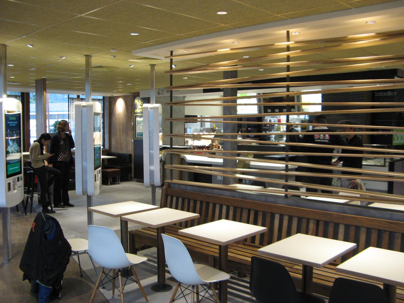Salle de restauration du McDonald's de Foix agencé par SAFRA Agencement