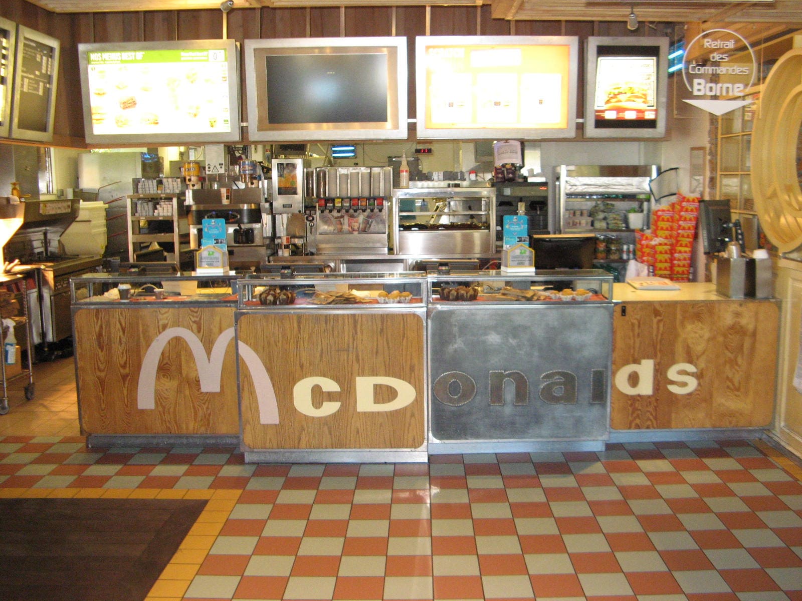 Comptoir de commande du McDonald's de Foix avant le début des travaux de rénovation