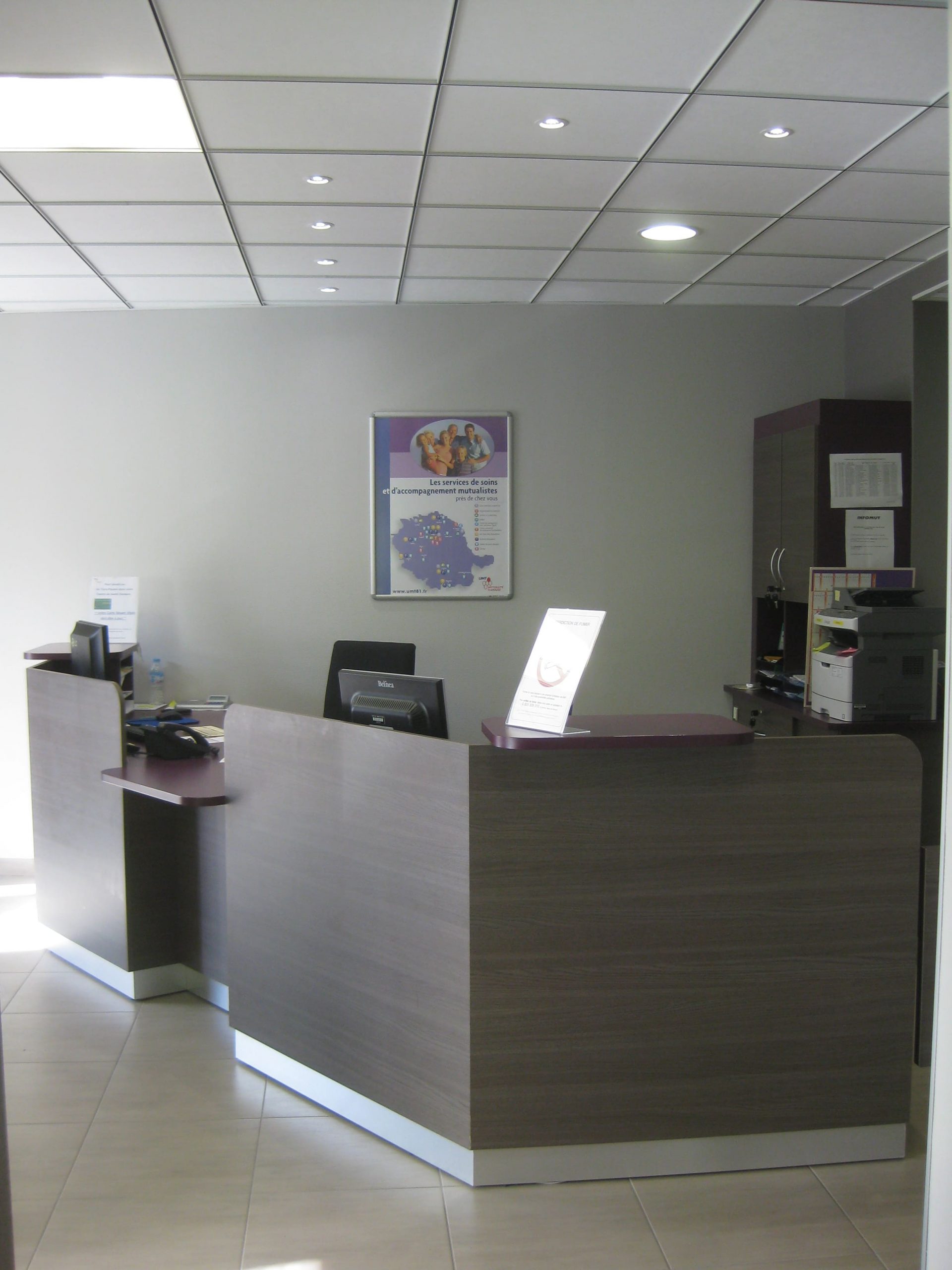 Comptoir d'accueil de l'UMT Dentaire de St-Juéry conçu par SAFRA Agencement